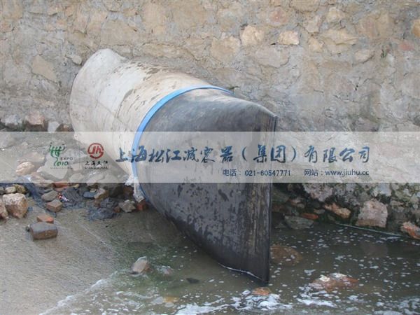 DN900鴨嘴閥卡箍式橡膠止回閥安裝在河道排污管道上 DN900鴨嘴閥卡箍式橡膠止回閥安裝在河道排污管道上