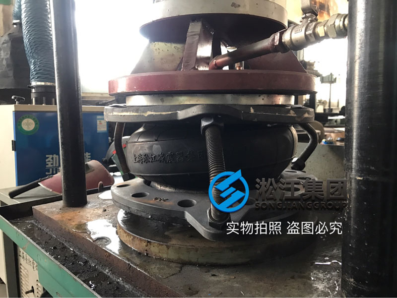 DN250橡膠接頭球墨法蘭強(qiáng)度檢測現(xiàn)場 DN250橡膠接頭球墨法蘭強(qiáng)度檢測現(xiàn)場