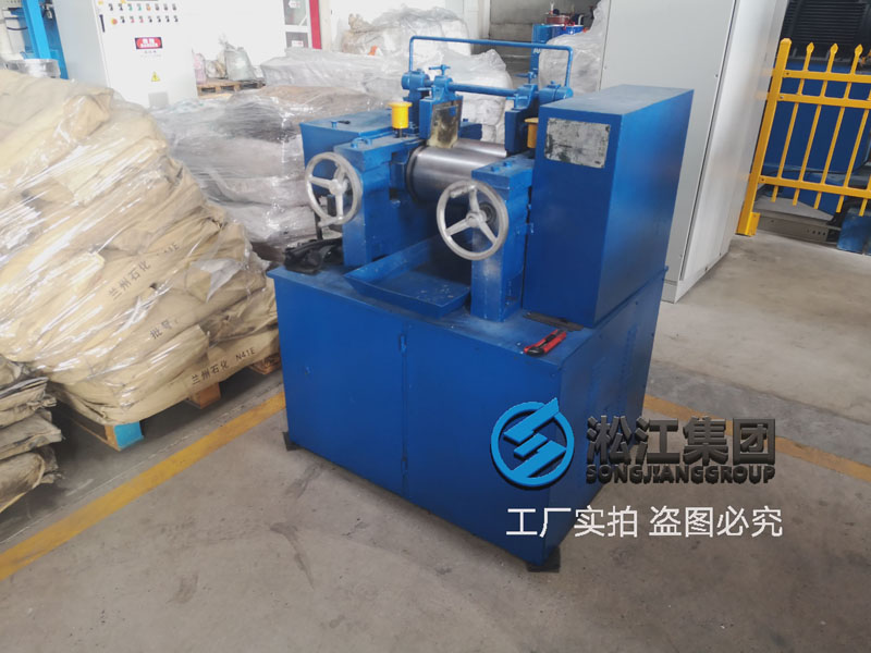【檢測(cè)中心】橡膠接頭膠料試驗(yàn)采用6寸開煉機(jī) 【檢測(cè)中心】橡膠接頭膠料試驗(yàn)采用6寸開煉機(jī)